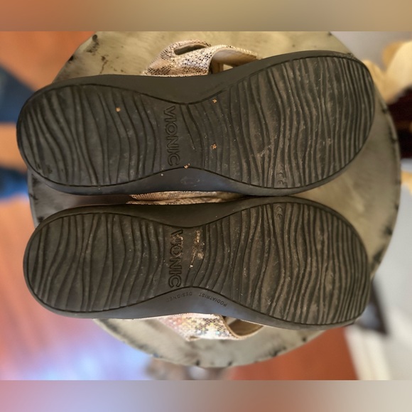 Vionic|Faux Snakeskin Embossed Sandals|Size 8/39|Cocoa Pink Iridescent - Picture 4 of 7